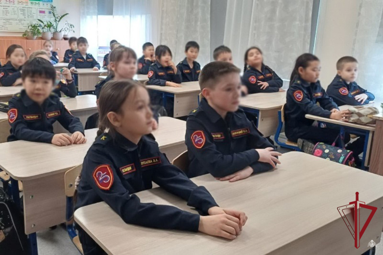 В Бурятии сотрудники Росгвардии провели уроки Мужества