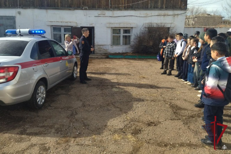 В Бурятии росгвардейцы проводят дни открытых дверей в своих подразделениях