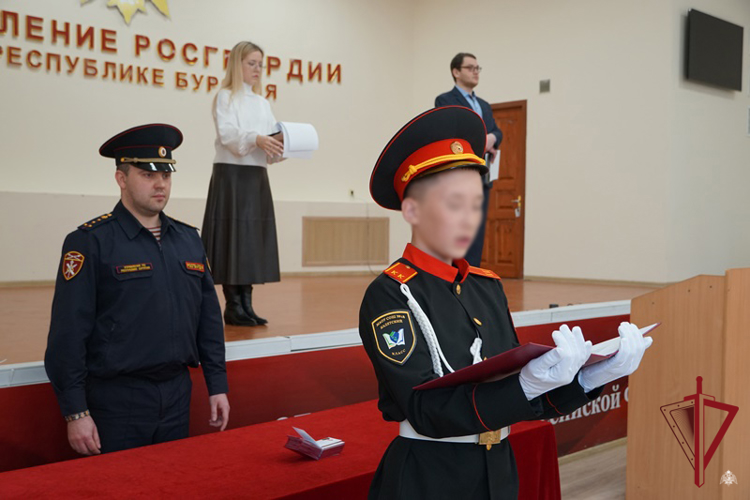 Ученики улан-удэнской школы прошли посвящение в кадеты Росгвардии
