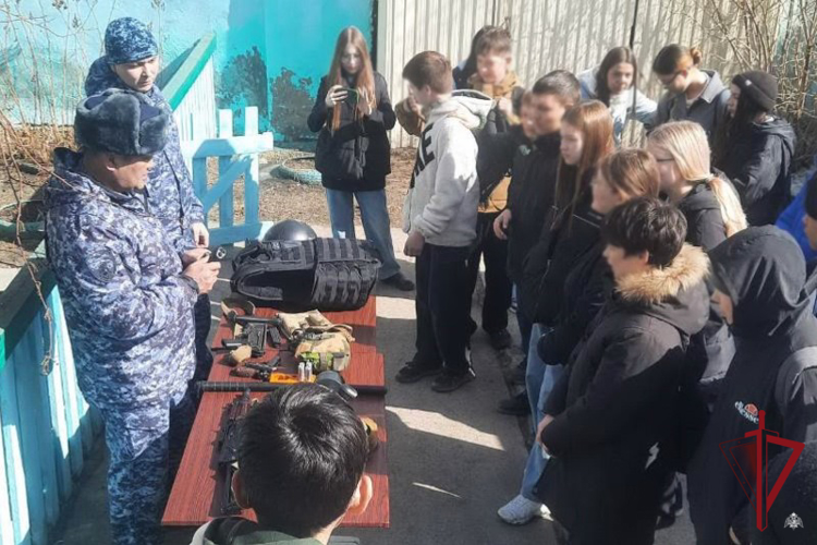 В Бурятии сотрудники Росгвардии провели уроки Мужества