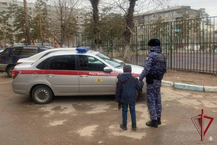 В Улан-Удэ росгвардейцы вернули сбежавшего из дома ребенка
