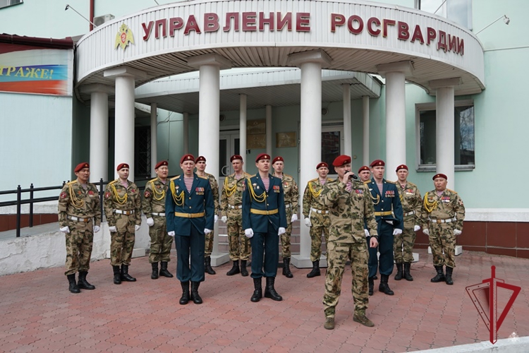 Росгвардейцы приняли участие в акции «Споём ко Дню Победы вместе»