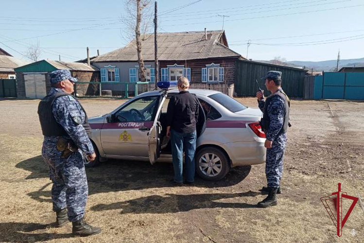 Росгвардейцы задержали подозреваемую в краже телефона в Джиде