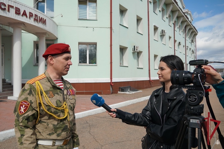 Росгвардейцы приняли участие в акции «Споём ко Дню Победы вместе»
