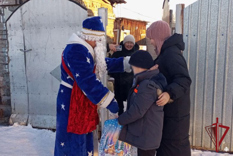 В Бурятии росгвардейцы исполнили новогоднее желание девочки в рамках акции «Ёлка желаний»