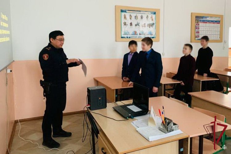 В Бурятии росгвардейцы провели уроки мужества