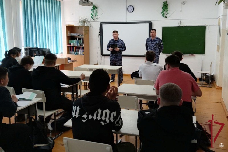 В Бурятии росгвардейцы провели уроки мужества