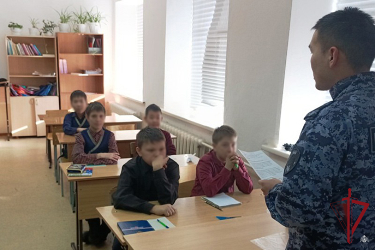 В Бурятии росгвардейцы провели уроки мужества