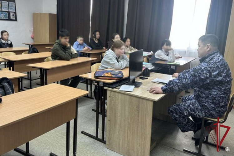 В Бурятии росгвардейцы провели уроки мужества