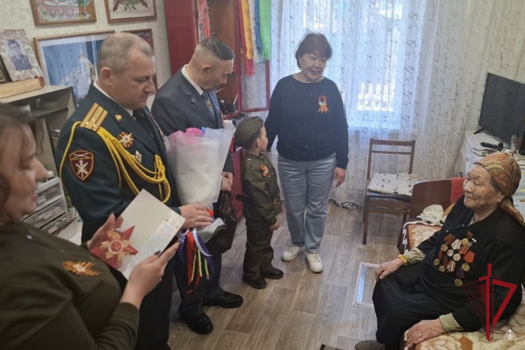 Росгвардейцы Бурятии поздравили ветеранов с Днем Победы 