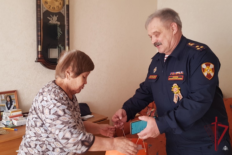 Росгвардейцы Бурятии поздравили ветеранов с Днем Победы 