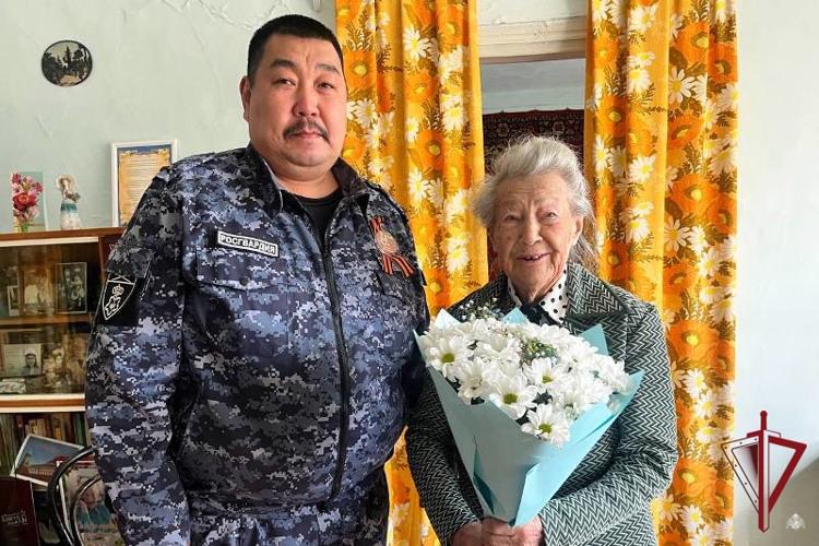 В Бурятии участница трудового фронта поблагодарила сотрудников вневедомственной охраны за помощь и поддержку 