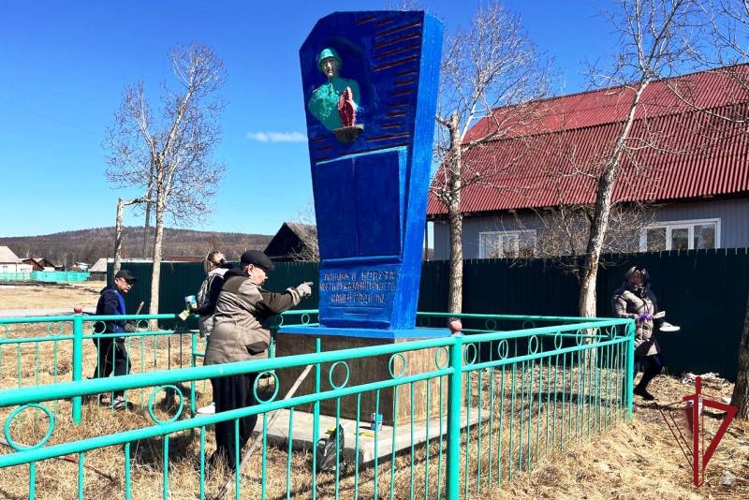 В Баунтовском районе росгвардейцы убрались на мемориале воинам, павшим в Великой Отечественной войне