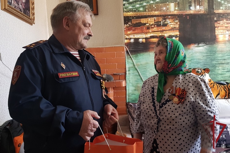Росгвардейцы Бурятии поздравили ветеранов с Днем Победы 