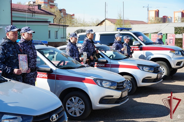 Сотрудники вневедомственной охраны Росгвардии в Бурятии участвуют в акции «Бессмертный автополк»