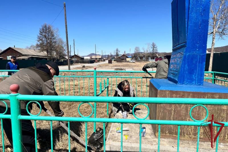 В Баунтовском районе росгвардейцы убрались на мемориале воинам, павшим в Великой Отечественной войне