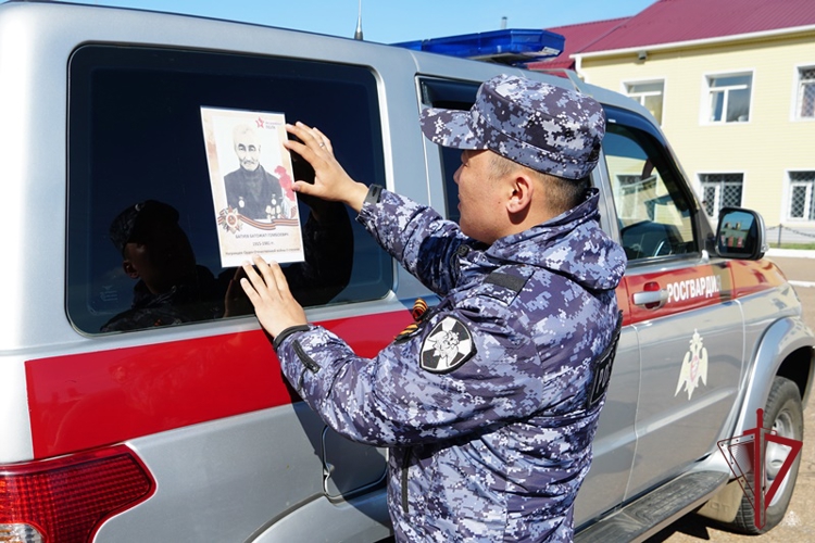 Сотрудники вневедомственной охраны Росгвардии в Бурятии участвуют в акции «Бессмертный автополк»