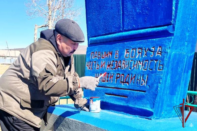 В Баунтовском районе росгвардейцы убрались на мемориале воинам, павшим в Великой Отечественной войне