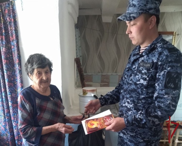 Росгвардейцы Бурятии поздравили ветеранов с Днем Победы 