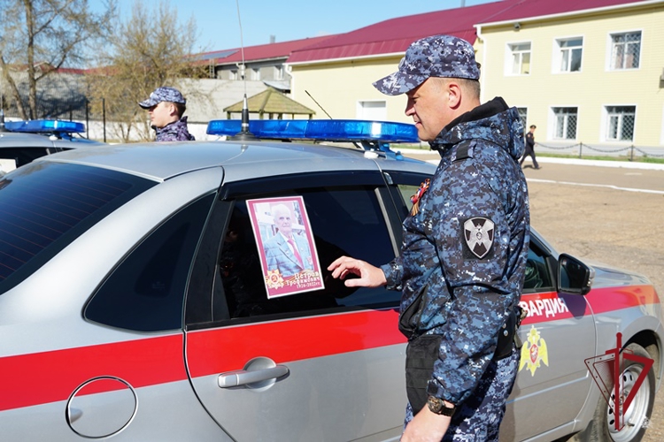 Сотрудники вневедомственной охраны Росгвардии в Бурятии участвуют в акции «Бессмертный автополк»
