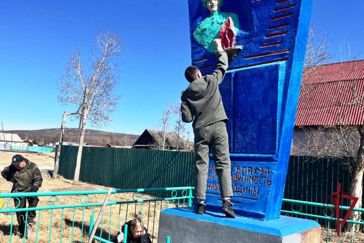 В Баунтовском районе росгвардейцы убрались на мемориале воинам, павшим в Великой Отечественной войне