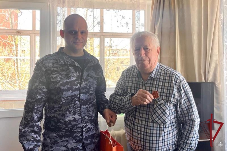 Росгвардейцы Бурятии поздравили ветеранов с Днем Победы 