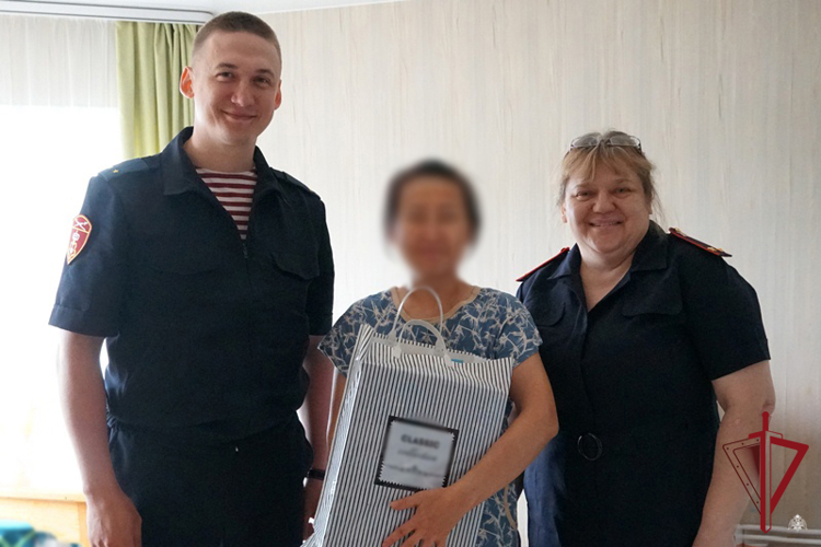 В Бурятии сотрудники вневедомственной охраны Росгвардии поздравили подшефные семьи с праздником
