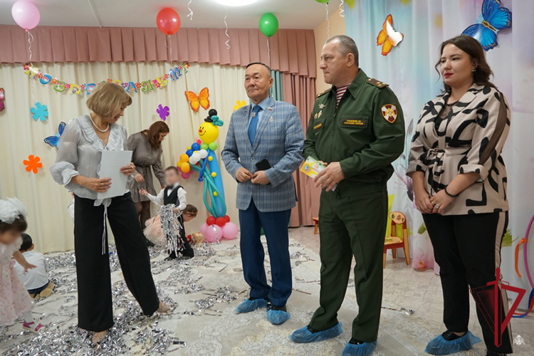 Росгвардейцы поздравили подшефных с Днем защиты детей