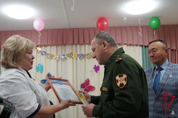 Росгвардейцы поздравили подшефных с Днем защиты детей