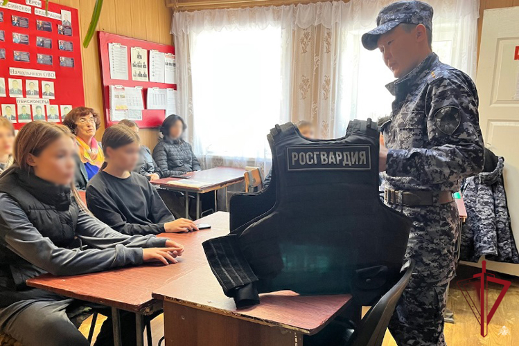 Росгвардейцы поздравили подшефных с Днем защиты детей