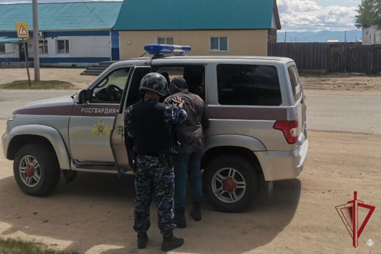 В Бурятии росгвардейцы по ориентировке задержали подозреваемого в краже телефонов у детей