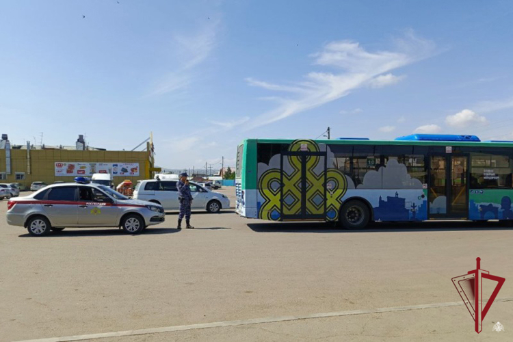 В Улан-Удэ на остановке общественного транспорта росгвардейцы задержали хулигана
