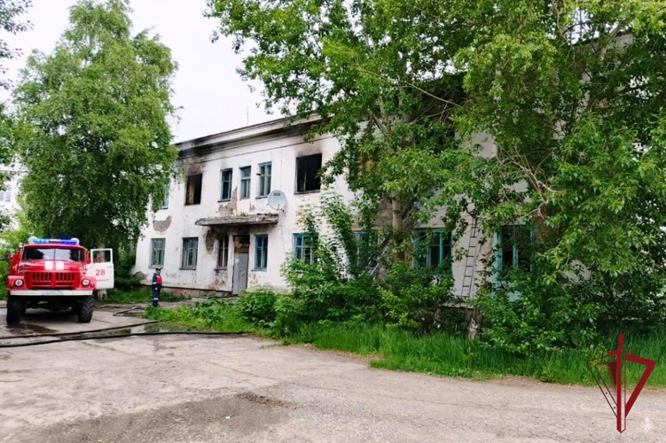 В Бурятии росгвардейцы помогли эвакуировать людей из горящего дома
