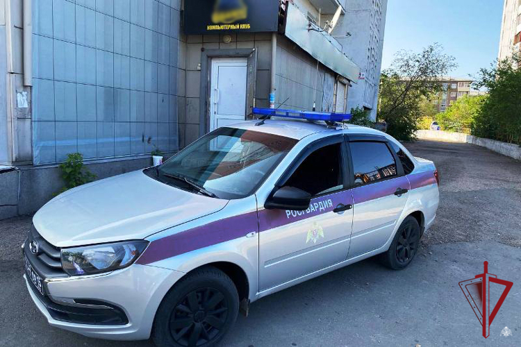 В Улан-Удэ росгвардейцы вернули родителям убежавшего из дома мальчика