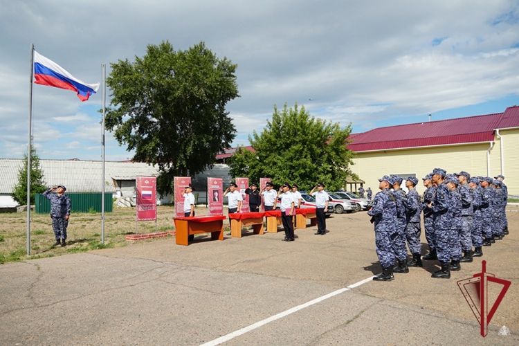 В Бурятии сотрудники вневедомственной охраны Росгвардии торжественно приняли присягу