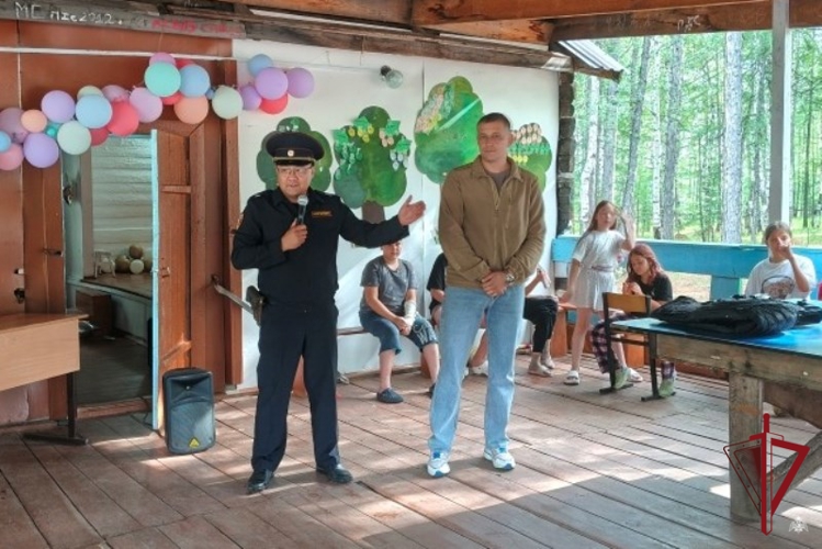 В Баунтовском районе росгвардейцы провели патриотический урок в летнем лагере «Восход»