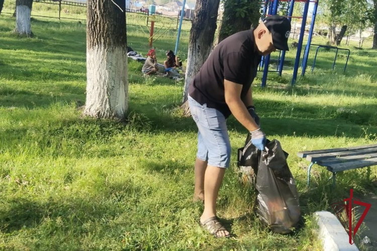 Росгвардейцы приняли участие в экологическом субботнике в Мухоршибирском районе