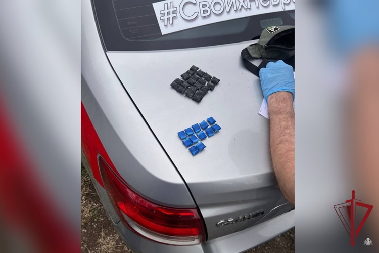 В Улан-Удэ росгвардейцы задержали закладчика наркотических средств