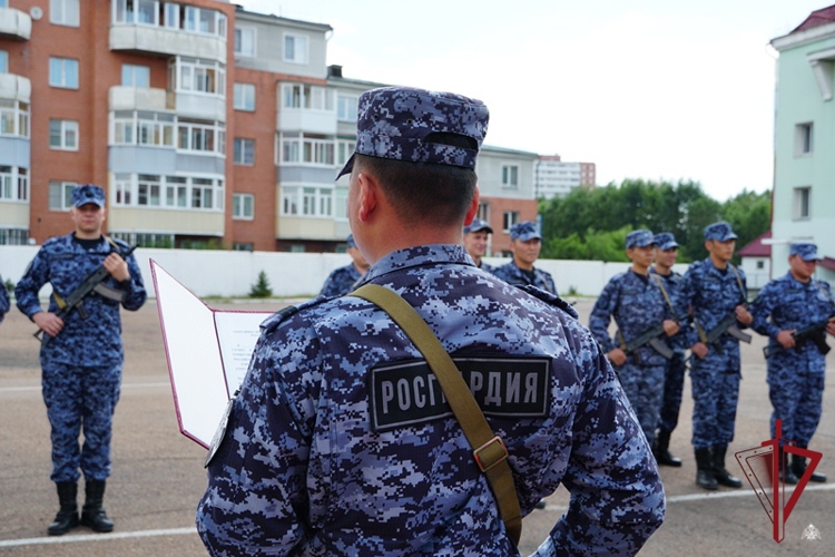 В Бурятии сотрудники вневедомственной охраны Росгвардии торжественно приняли присягу