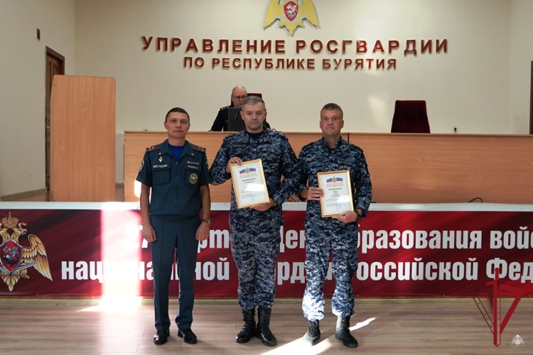 В Улан-Удэ сотрудников вневедомственной охраны Росгвардии наградили за спасение на пожаре