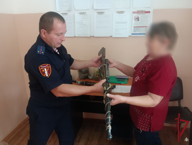 В Бурятии жительница Хоринского района сдала найденные в земле ружья и патроны