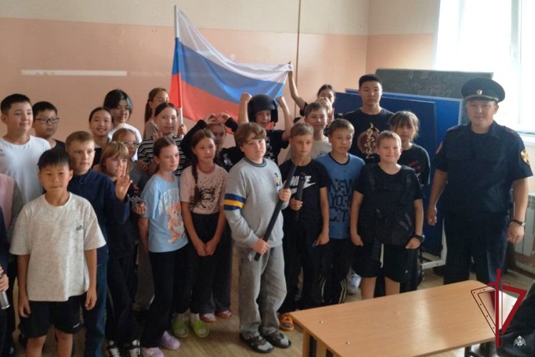 В Бурятии росгвардейцы приняли участие в мероприятиях, посвященных Дню Государственного флага России