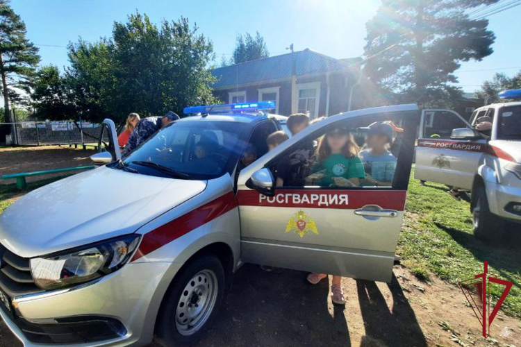 В Бурятии росгвардейцы проводят занятия с детьми