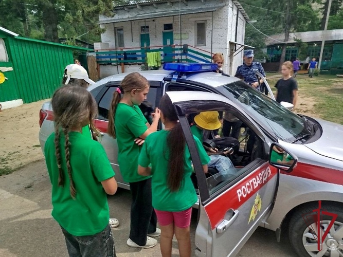 В Бурятии сотрудники Росгвардии провели патриотический урок в летнем лагере