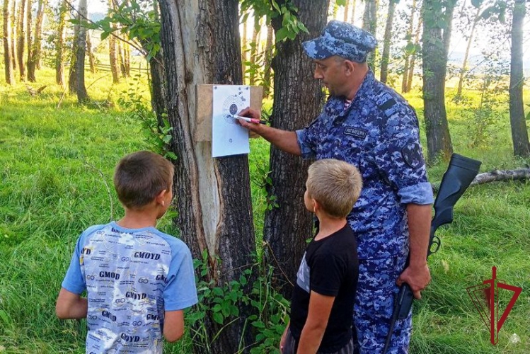 В Бурятии росгвардейцы проводят занятия с детьми