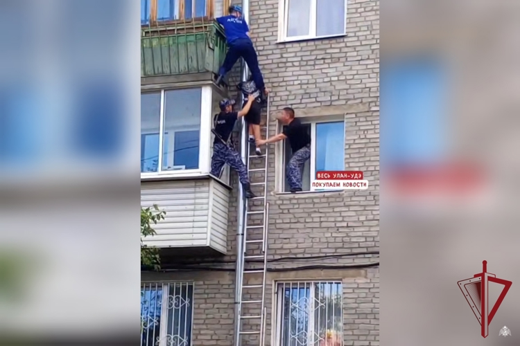 В Улан-Удэ  сотрудники Росгвардии помогли ребёнку спуститься с многоэтажного дома