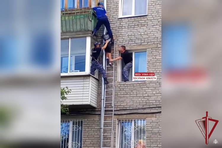 В Улан-Удэ  сотрудники Росгвардии помогли ребёнку спуститься с многоэтажного дома