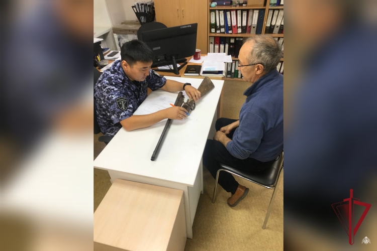 В Улан-Удэ гражданин сдал найденное оружие