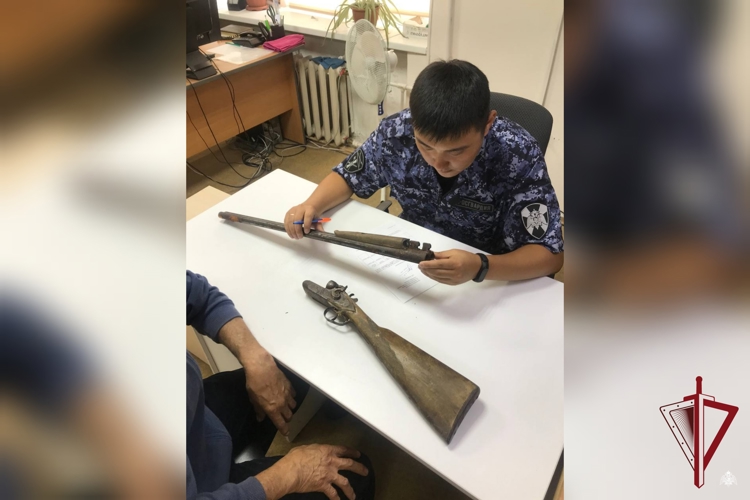 В Улан-Удэ гражданин сдал найденное оружие