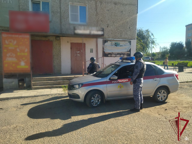 В Гусинозерске росгвардейцы по горячим следам задержали подозреваемого в грабеже